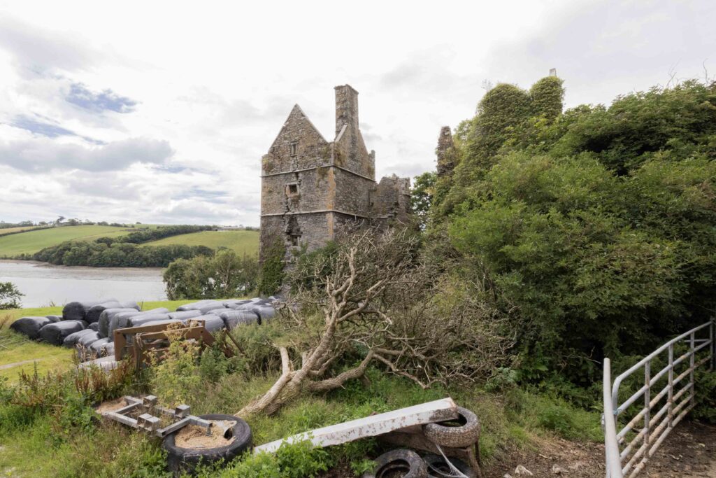 Caisleán ar an suíomh feirme atá fós ag obair